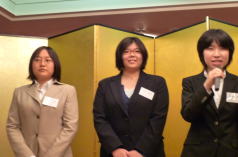 現役学生挨拶 左から高橋祐紀、古賀麻希、成瀬綾